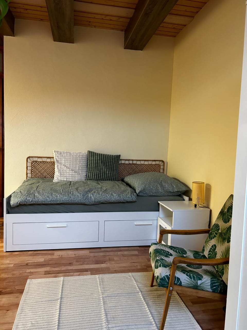 Living room, Photo of the whole room, Seating area, Bedroom