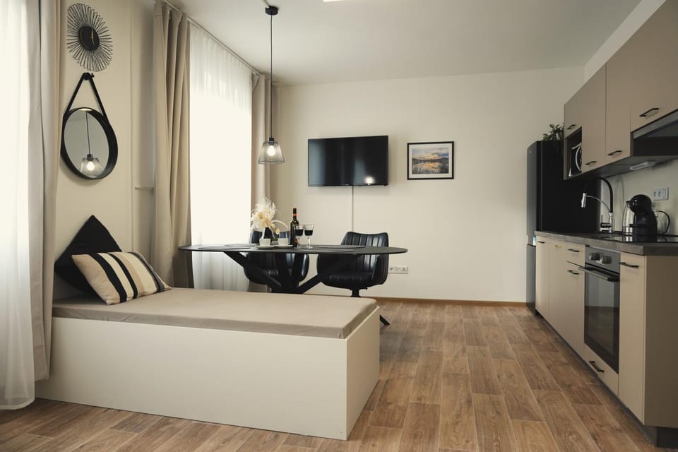 TV and multimedia, Kitchen or kitchenette, Seating area, Dining area, oven, stove