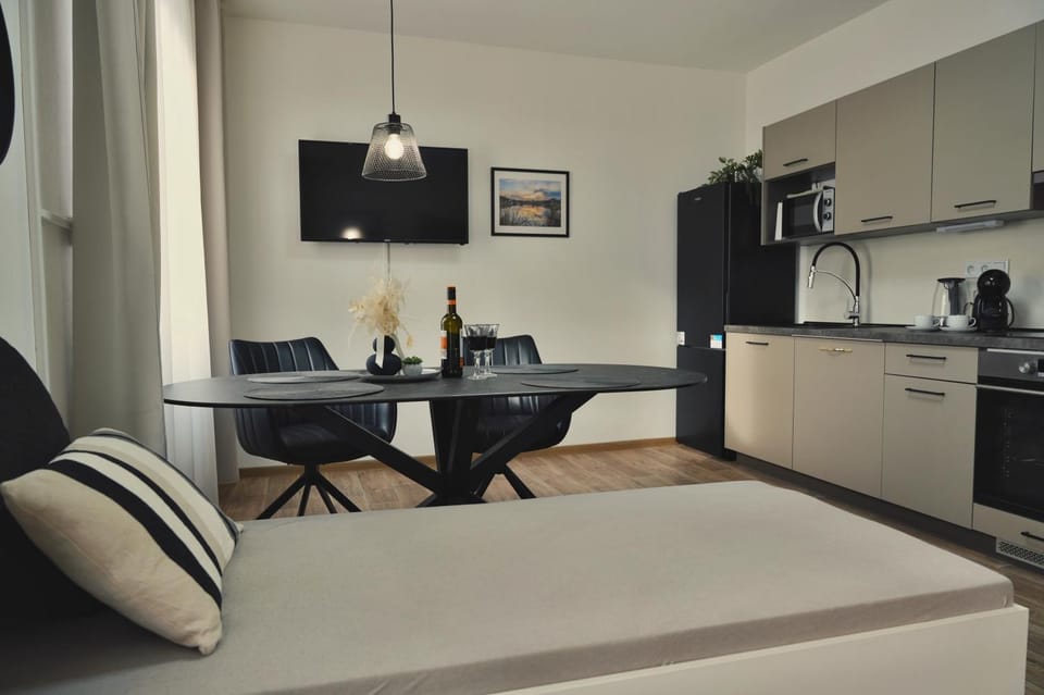 Kitchen or kitchenette, Seating area, Dining area