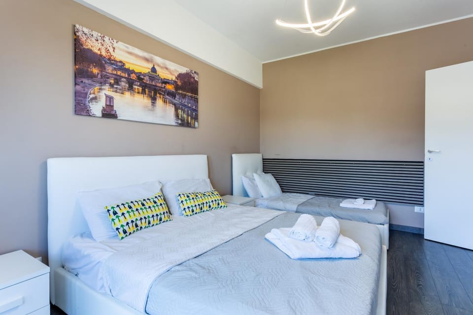 Photo of the whole room, Bedroom, towels