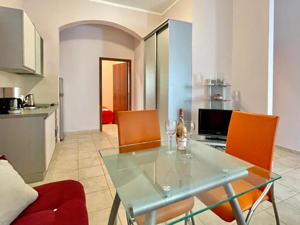 TV and multimedia, Kitchen or kitchenette, Living room, Seating area, Dining area