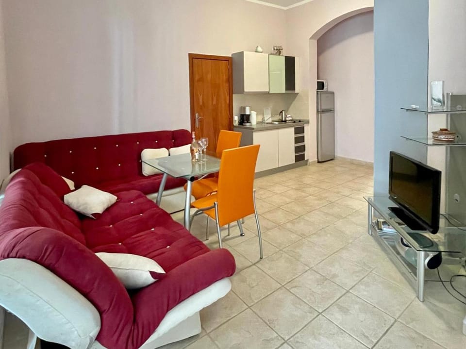 Communal lounge/ TV room, TV and multimedia, Kitchen or kitchenette, Living room, Seating area, stove