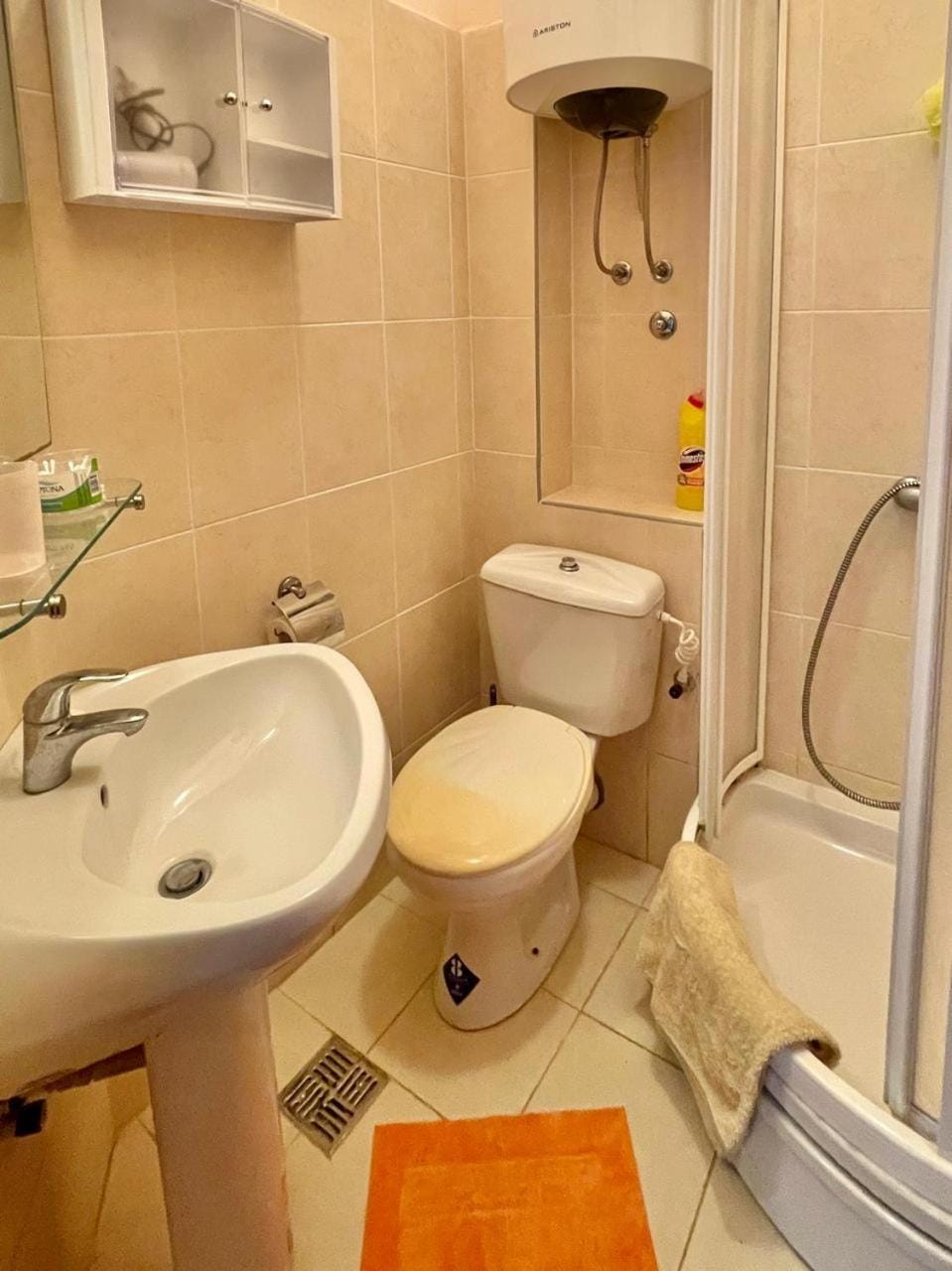 Shower, Toilet, towels