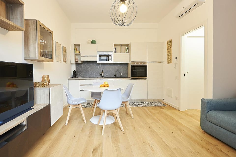 Kitchen or kitchenette, Seating area, Dining area