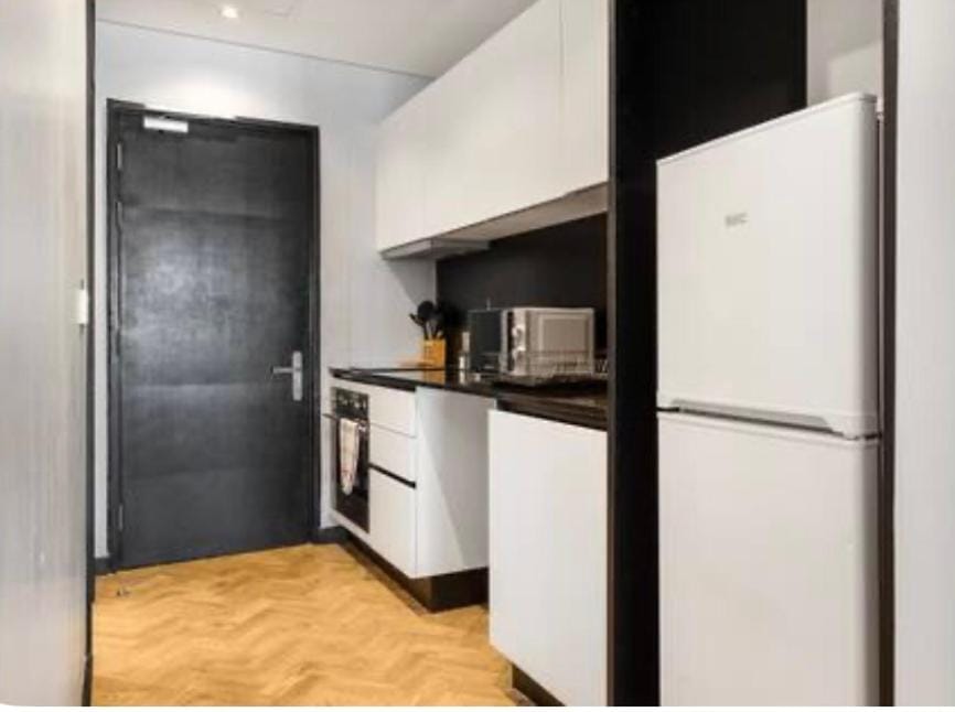 DELUXE STUDIO City charm Loadshedding Free Apartment in Cape Town
