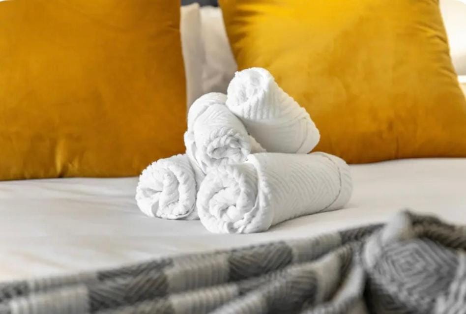 DELUXE STUDIO City charm Loadshedding Free Apartment in Cape Town