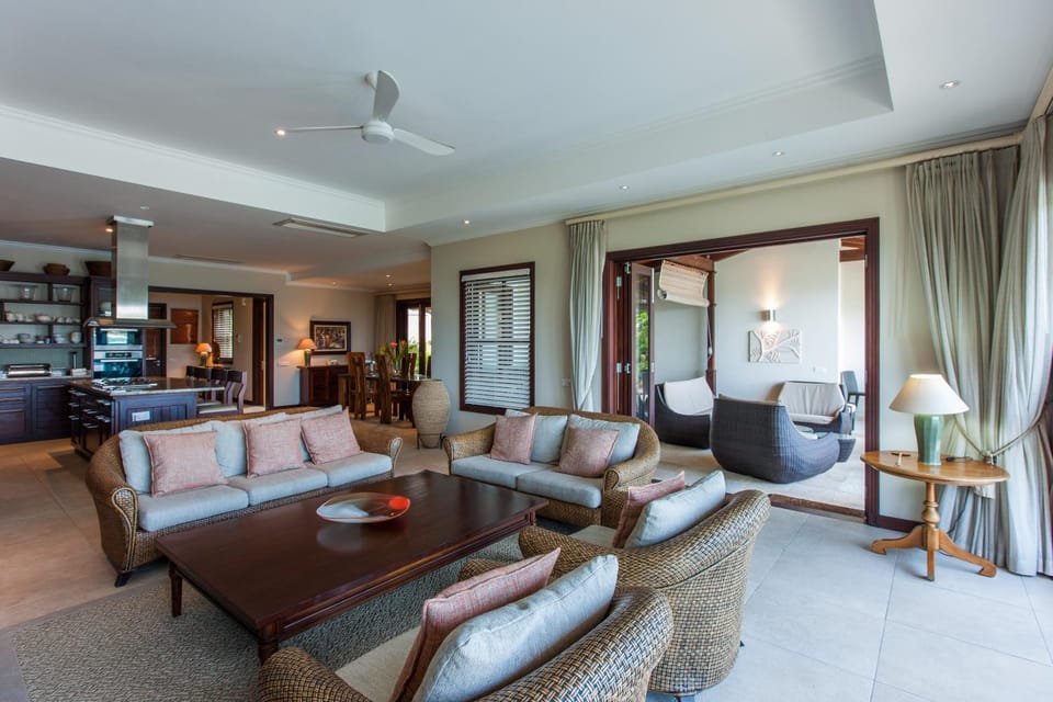 Kitchen or kitchenette, Living room, Seating area