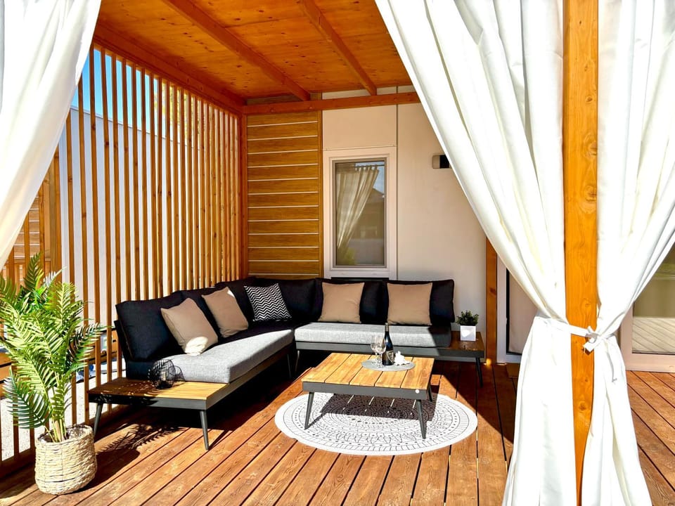 Property building, Day, Balcony/Terrace, Living room, Seating area