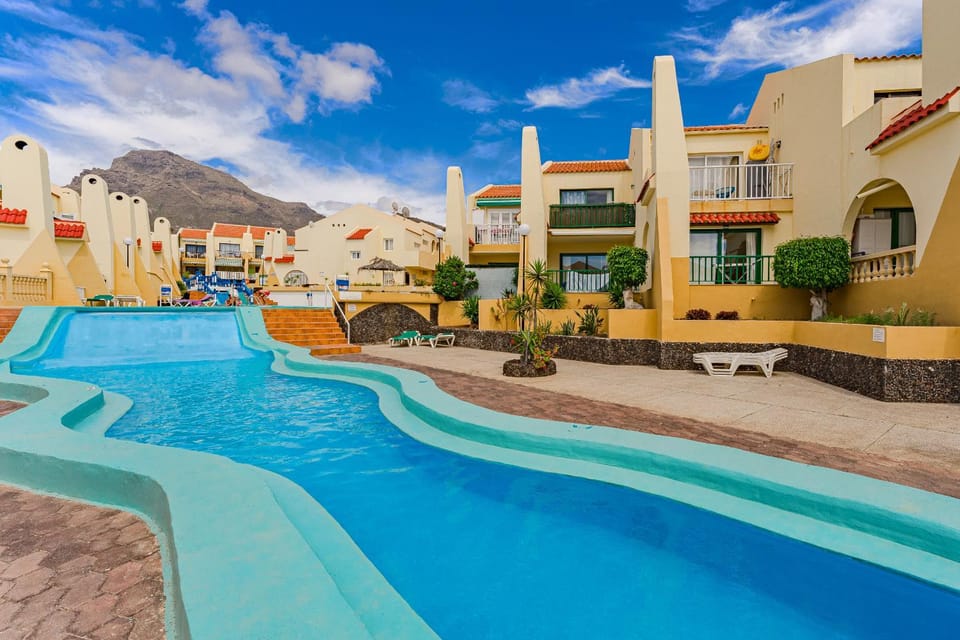 Property building, Day, Natural landscape, Mountain view, Pool view, Swimming pool, sunbed