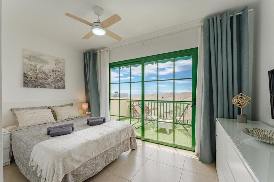 Bed, Balcony/Terrace, Photo of the whole room, Bedroom, towels