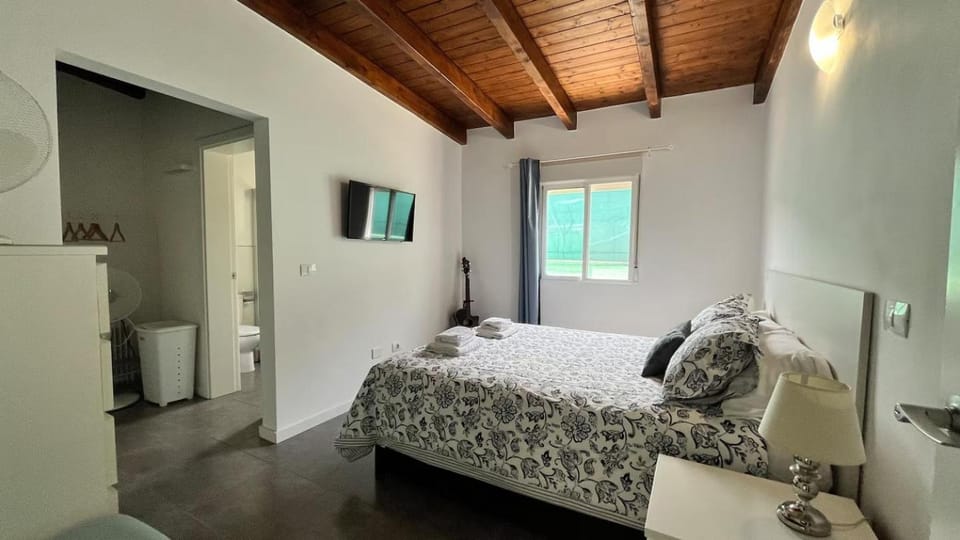 Bed, TV and multimedia, Photo of the whole room, Bedroom, towels