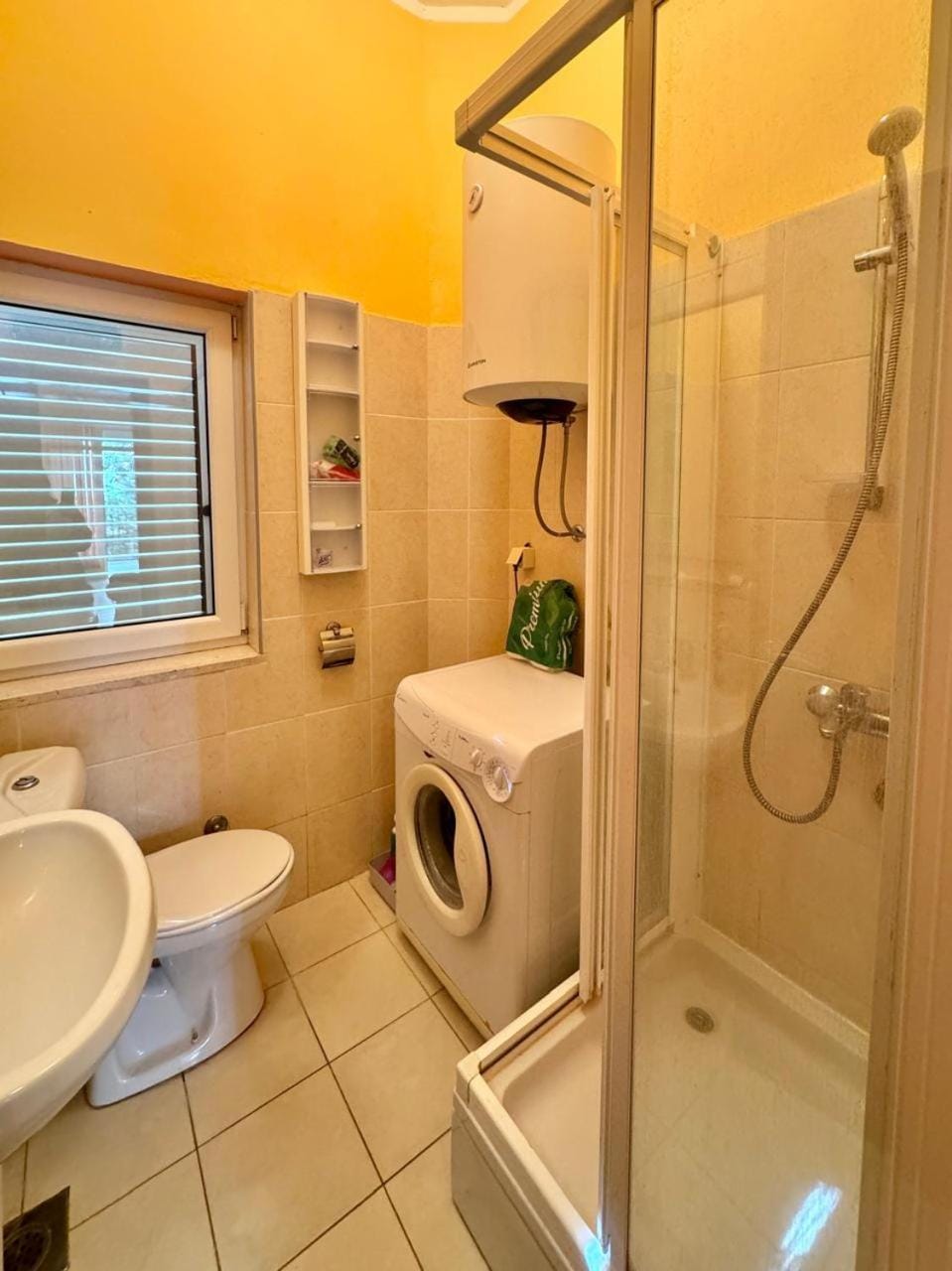 Shower, Toilet, Bathroom, towels, washing machine
