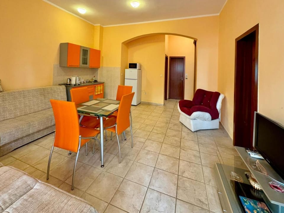 TV and multimedia, Kitchen or kitchenette, Living room, Seating area, Dining area, minibar