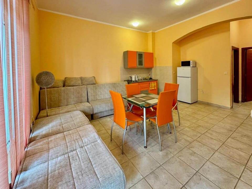 Kitchen or kitchenette, Living room, Seating area, minibar
