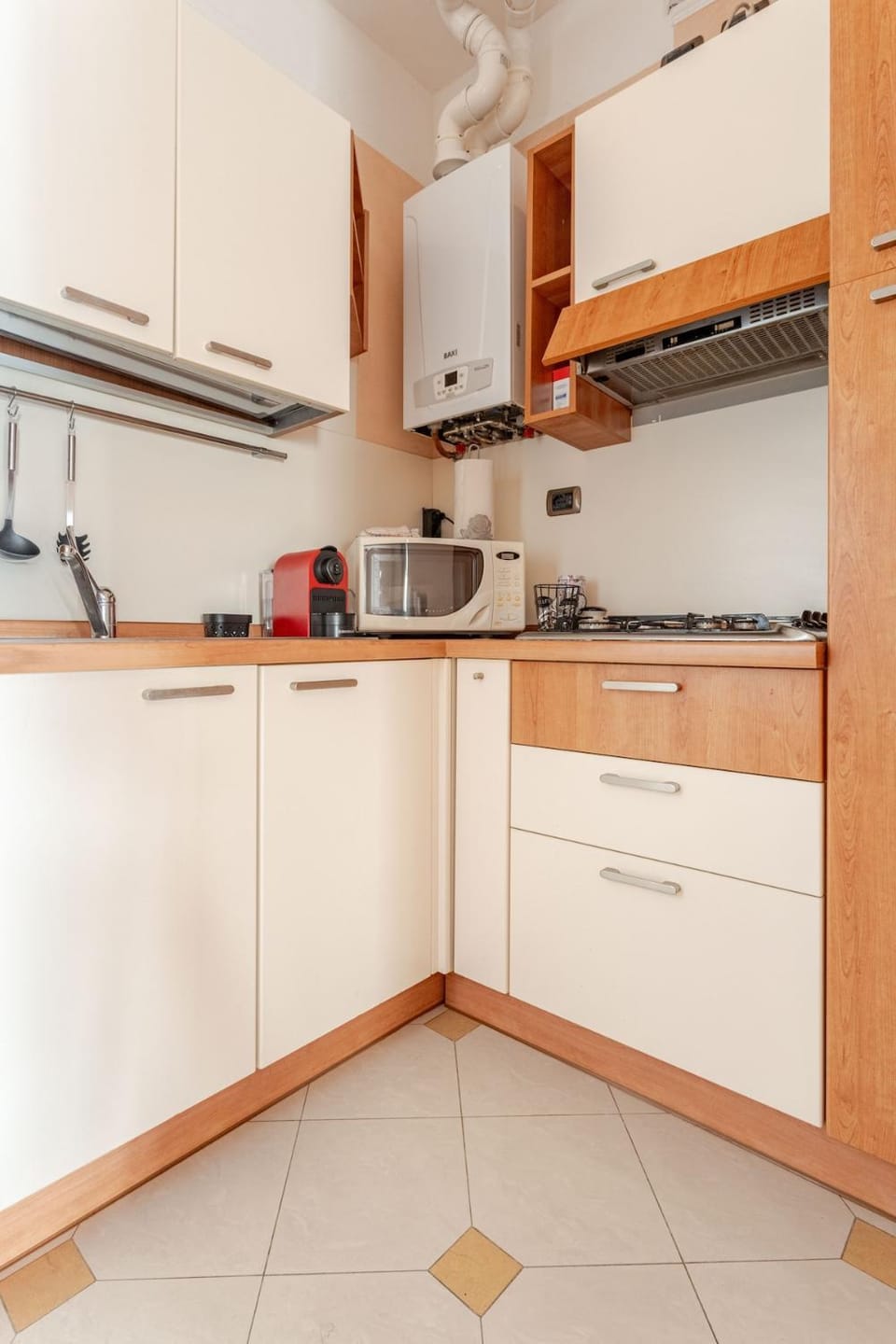 Kitchen or kitchenette, dishwasher, stove
