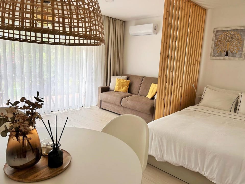 Living room, Bedroom, air conditioner