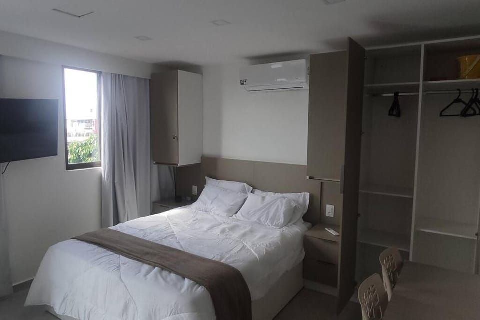 Bed, TV and multimedia, Photo of the whole room, Bedroom, wardrobe, air conditioner