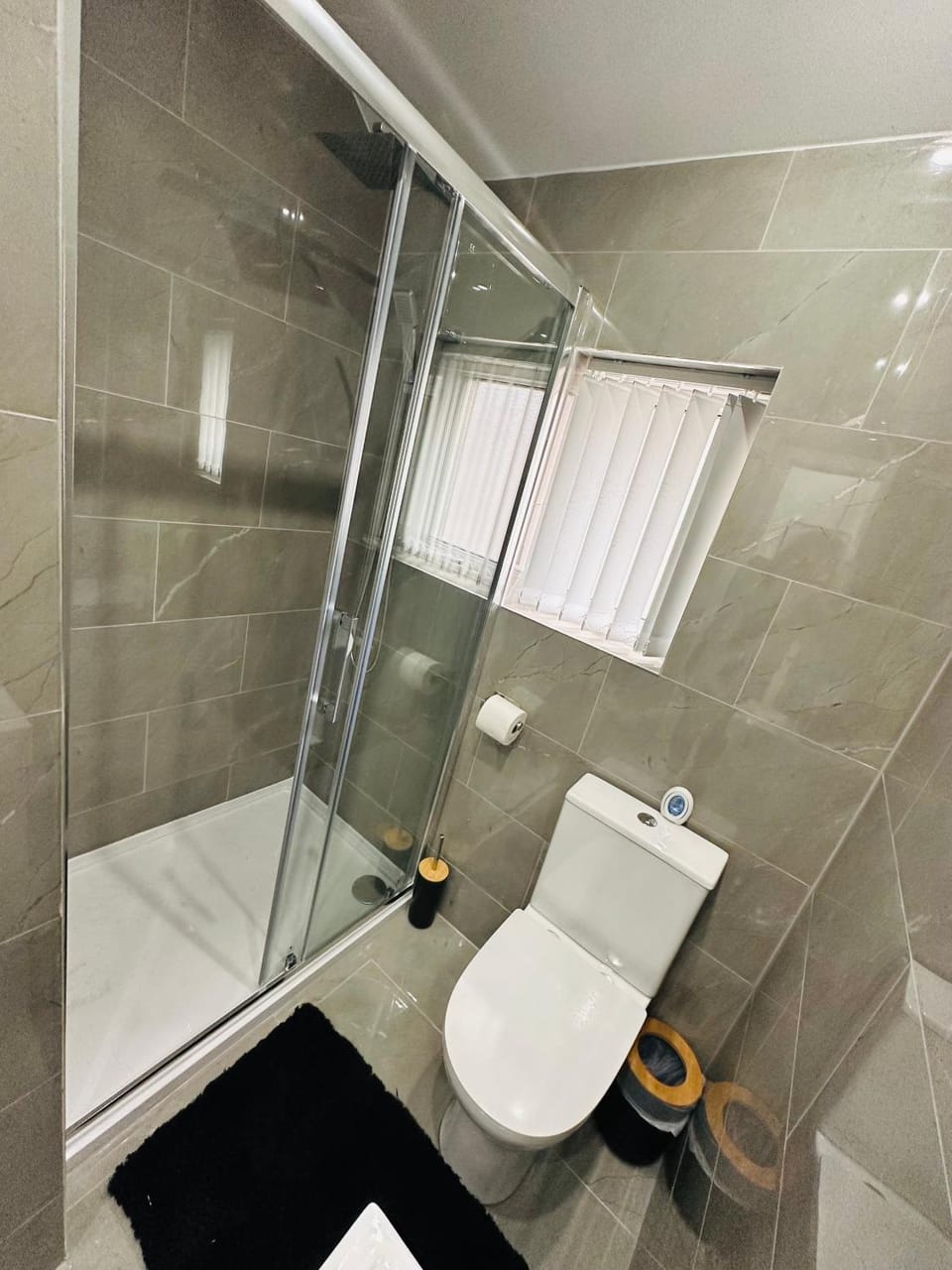 Newly Renovated Private Self Contained Room in Selly Oak Birmingham with own Kitchenette and shared bathroom between two rooms R3 Bed and Breakfast in Birmingham