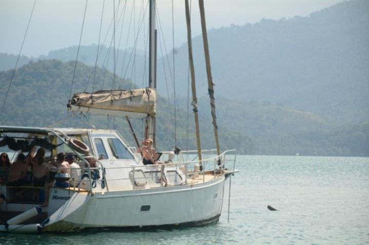 Hospedagem flutuante em Paraty Veleiro Maverick Docked boat in Paraty