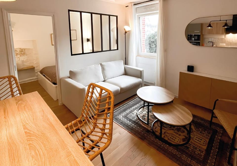 TV and multimedia, Kitchen or kitchenette, Living room, Seating area, Dining area