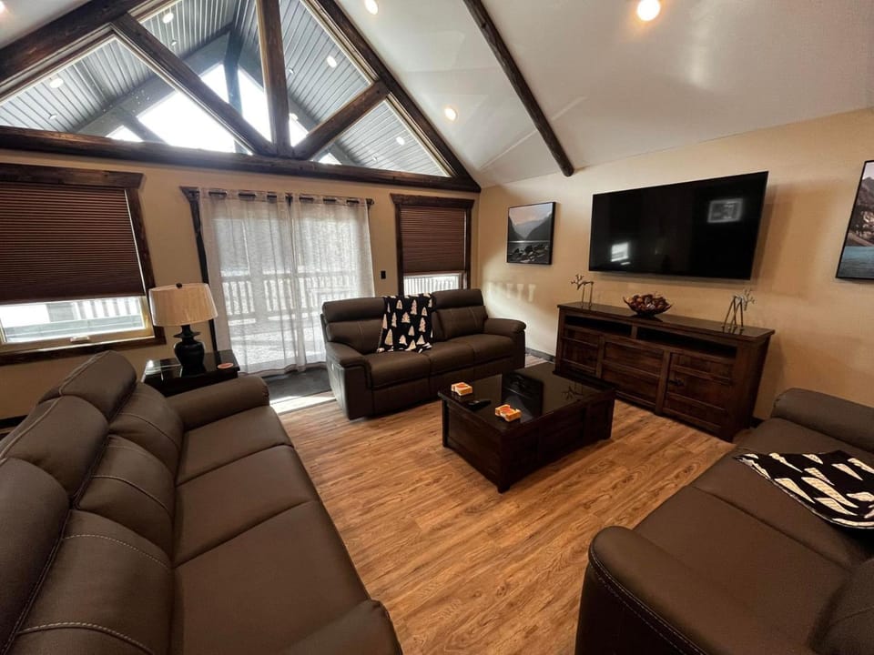 Whispering Pines Cabin Cabin in Valemount