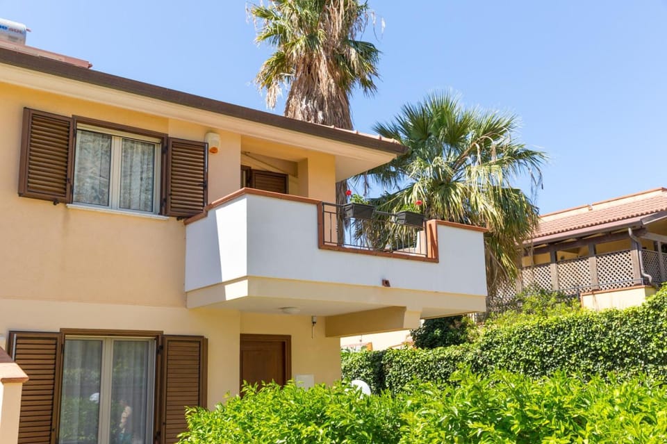 Property building, Day, Garden, Garden view