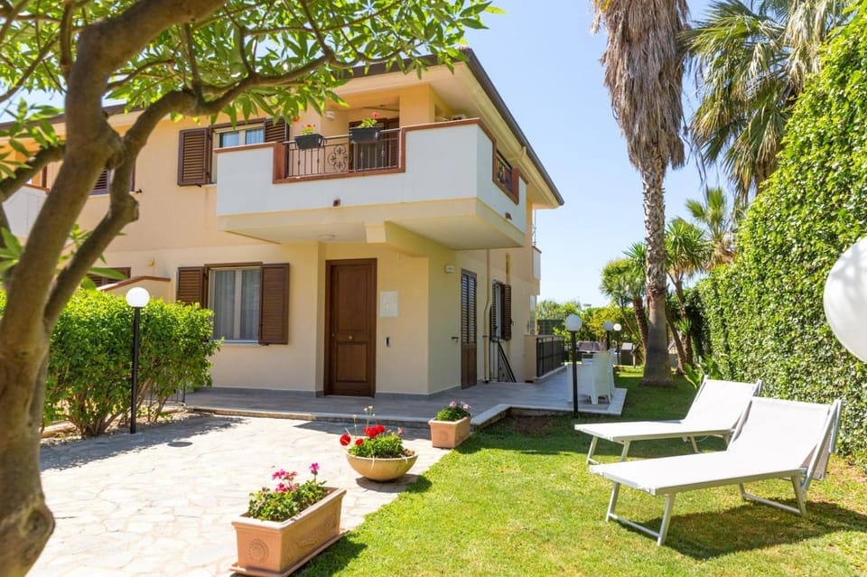 Property building, Day, Garden, Garden view, sunbed