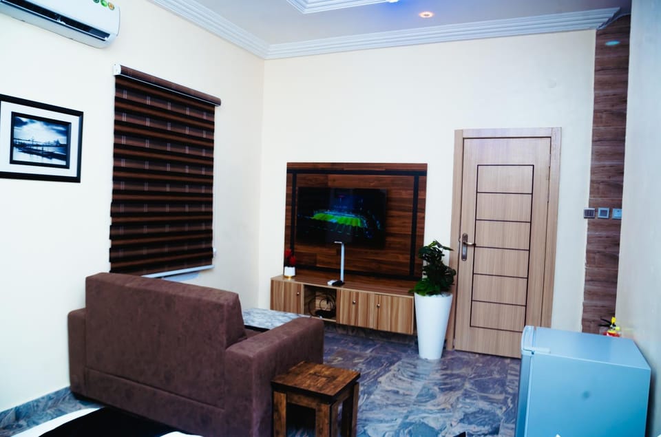 Communal lounge/ TV room, TV and multimedia, Living room, Seating area, Evening entertainment