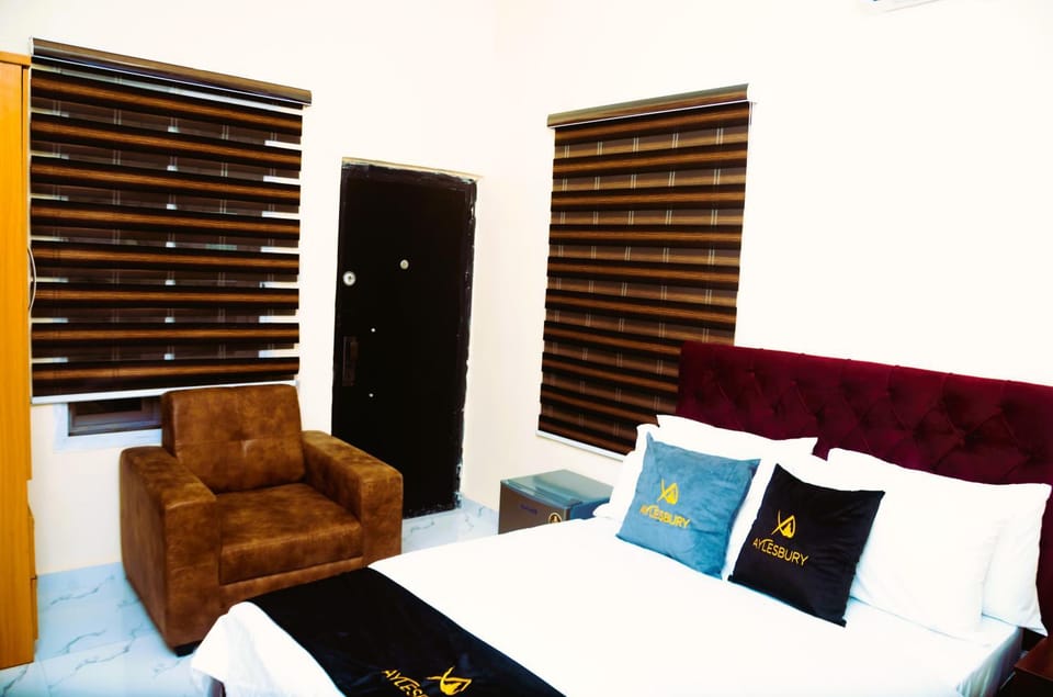 Bed, Living room, Seating area