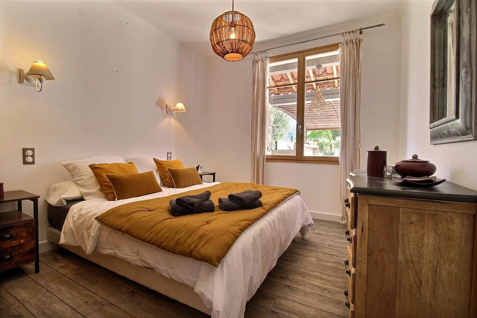 Photo of the whole room, Bedroom