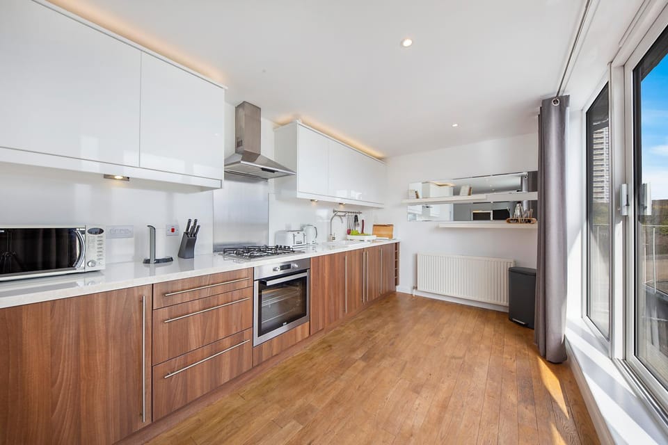 Coffee/tea facilities, Kitchen or kitchenette, microwave, oven, stove
