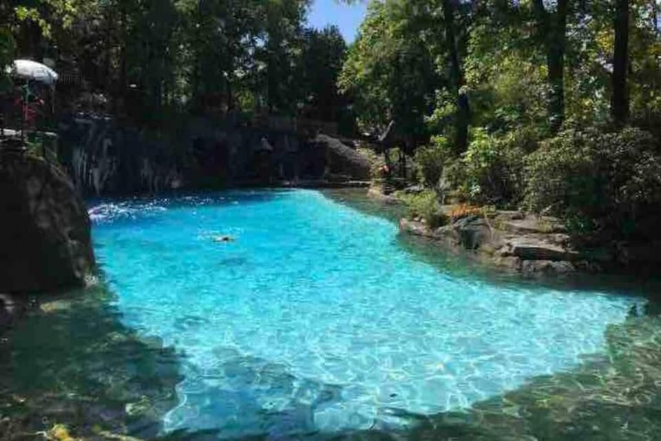 10 guest Ski Chalet Pools Golf Ski Hike Chalet in Vernon Township