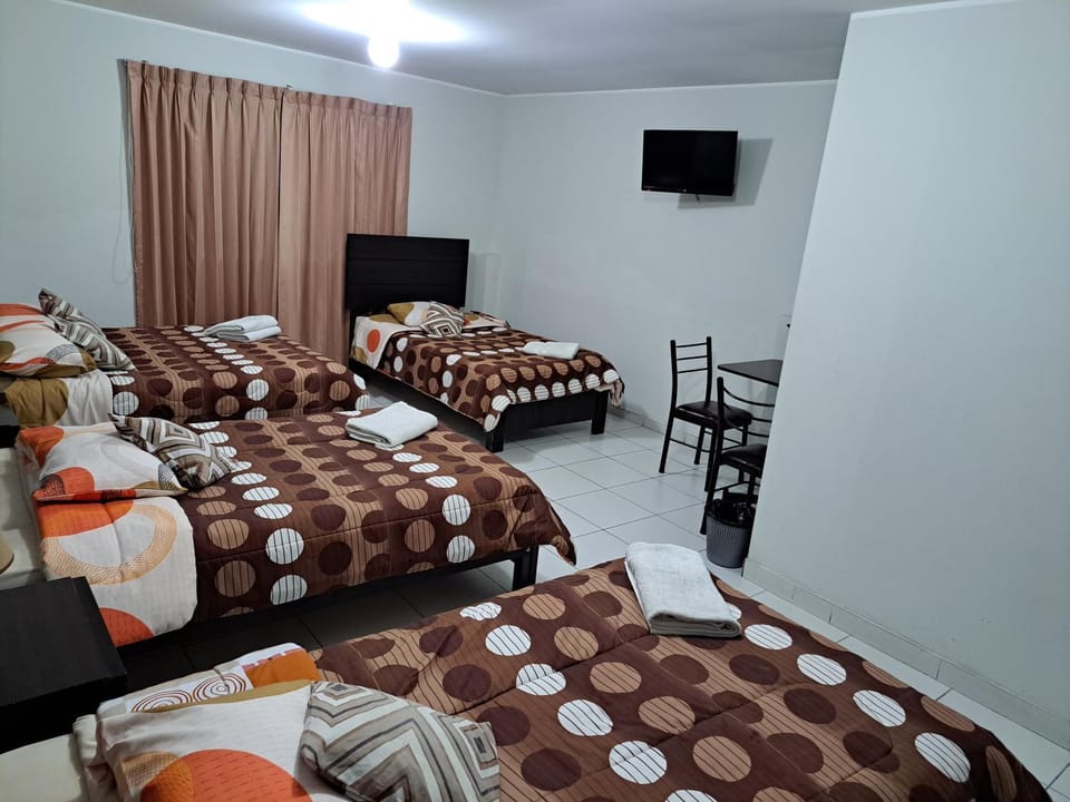 Bed, TV and multimedia, Photo of the whole room, Bedroom, Breakfast, towels