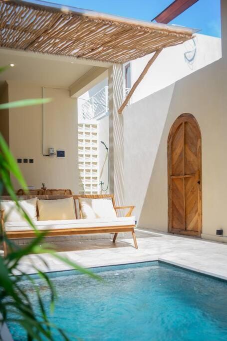 Day, Swimming pool