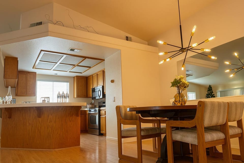 Kitchen or kitchenette, Dining area, stove