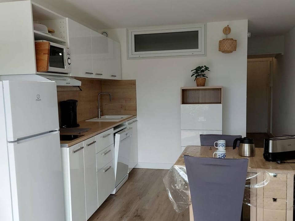 Studio Cabine Rénové Proche Plage, Commerces, Clim, WIFI, Parking - FR-1-328-230 Cabin in La Grande-Motte