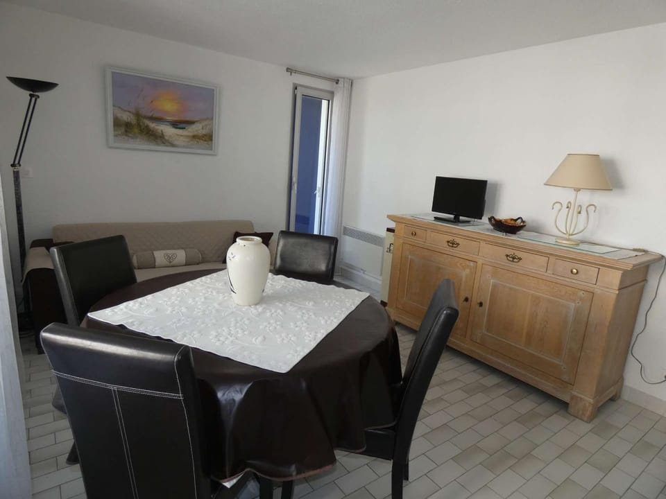 Bel appartement 2 pièces avec loggia vitrée, au calme, proche plage et commerces, parking inclus - FR-1-328-237 Apartment in La Grande-Motte
