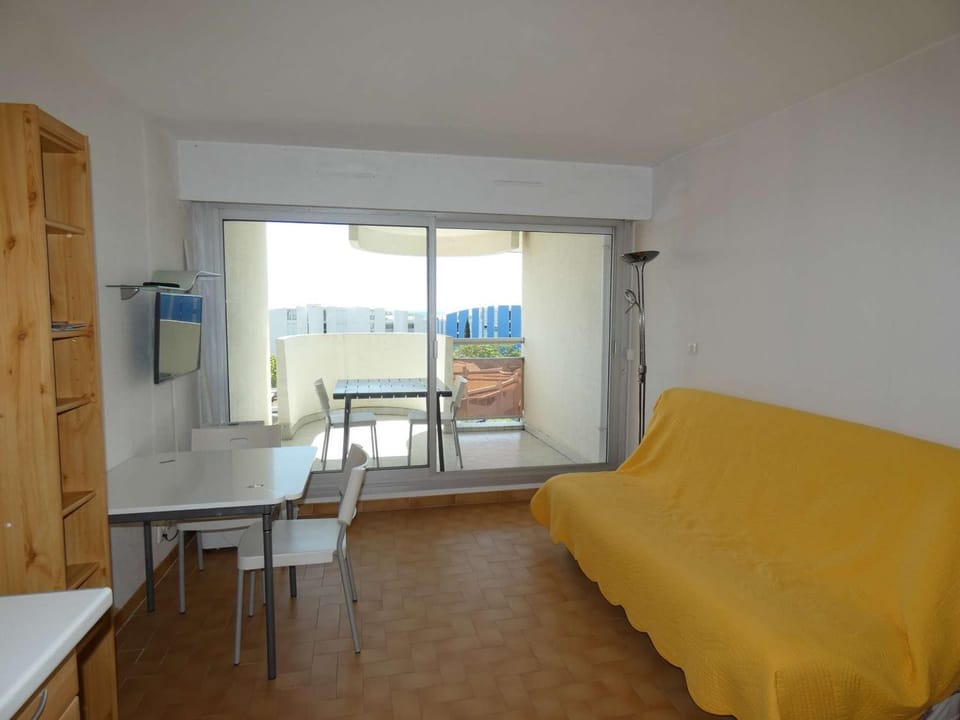 Studio cabine moderne proche plage et commerces avec parking privé - FR-1-328-226 Cabin in La Grande-Motte
