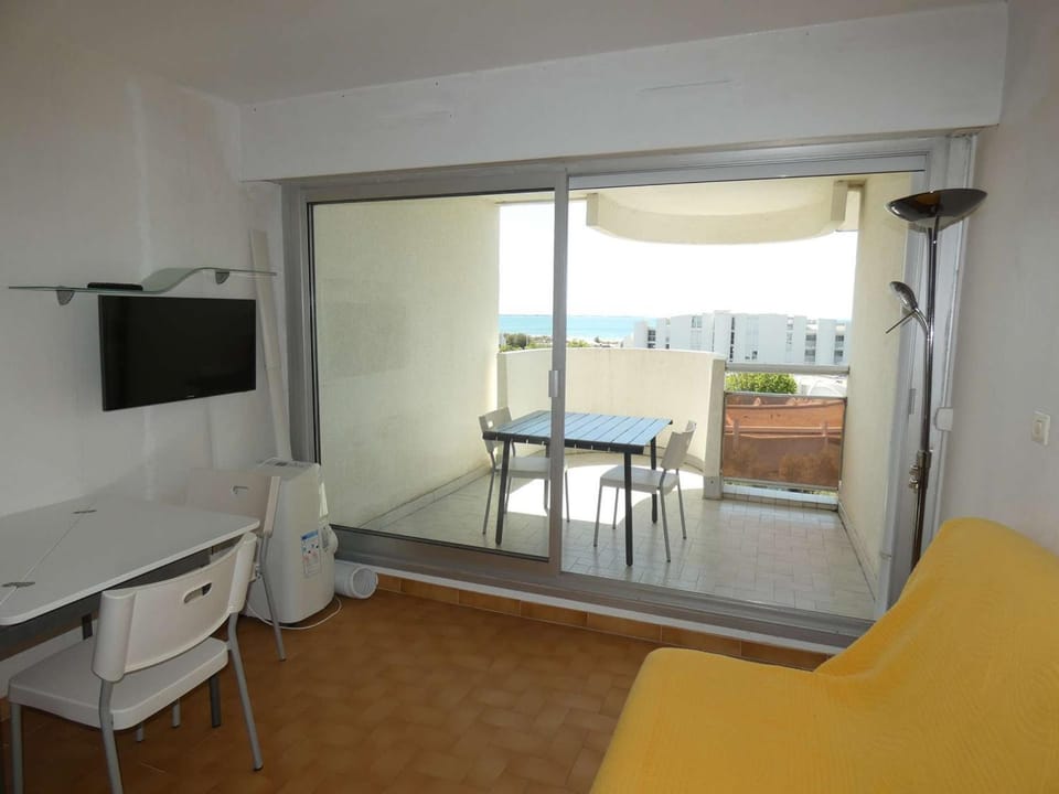 Studio cabine moderne proche plage et commerces avec parking privé - FR-1-328-226 Cabin in La Grande-Motte