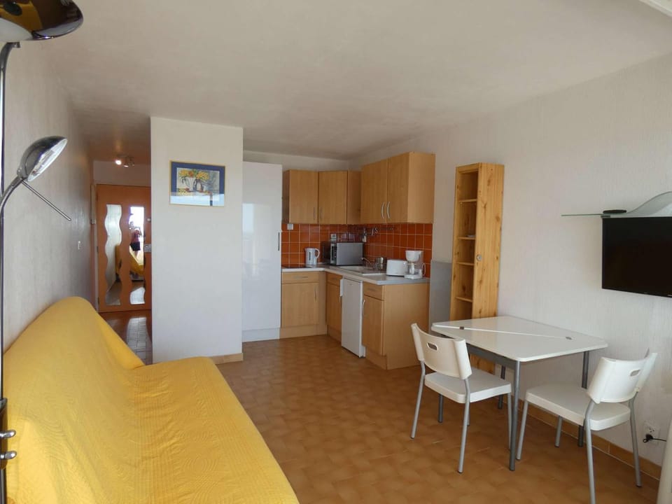 Studio cabine moderne proche plage et commerces avec parking privé - FR-1-328-226 Cabin in La Grande-Motte