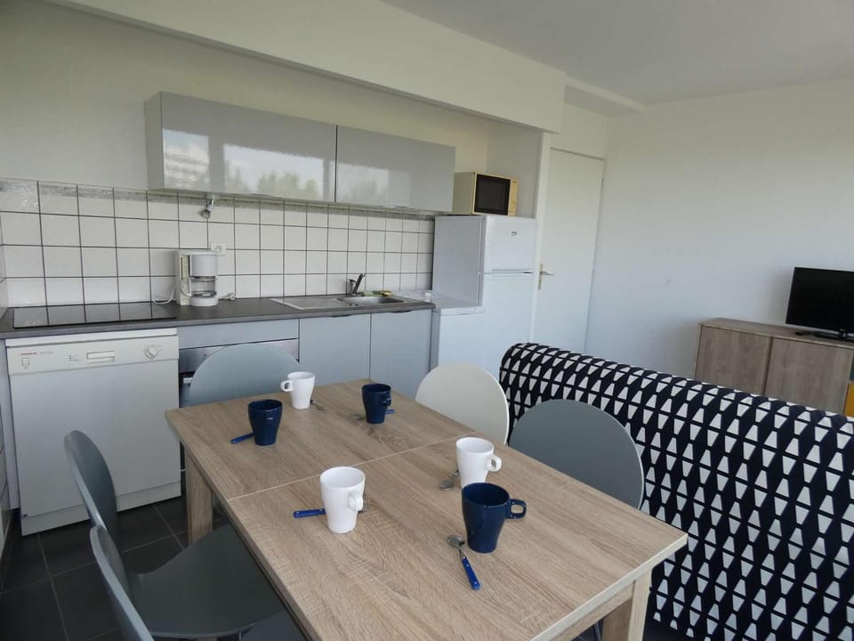 Charmant T2 avec Piscine, Proche Plage et Commerces, Garage Privé, Quartier Couchant - FR-1-328-227 Apartment in La Grande-Motte