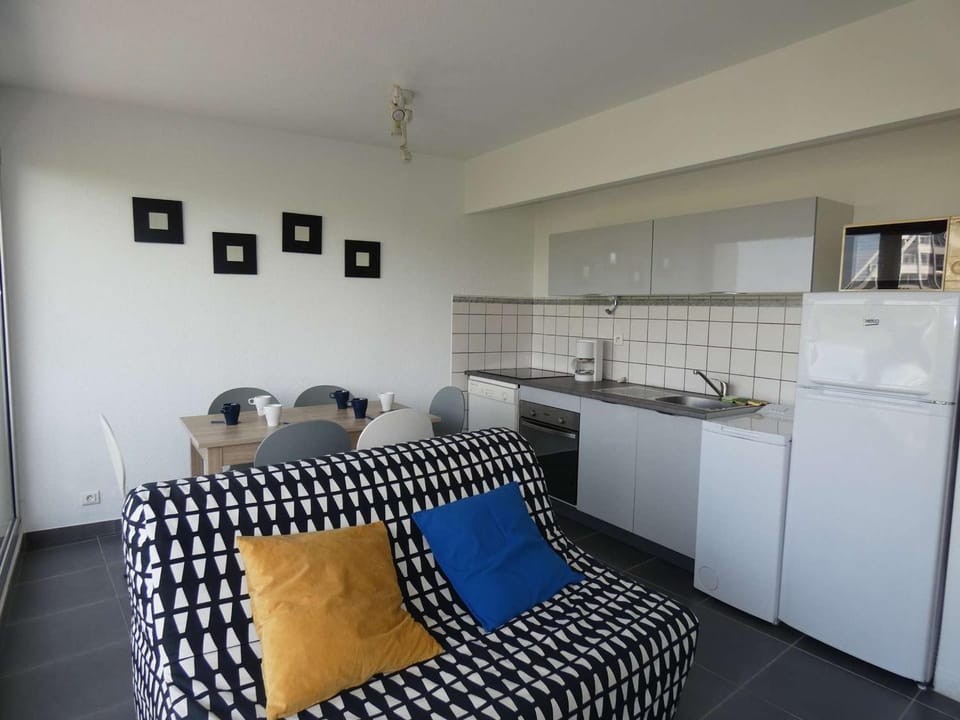 Charmant T2 avec Piscine, Proche Plage et Commerces, Garage Privé, Quartier Couchant - FR-1-328-227 Apartment in La Grande-Motte