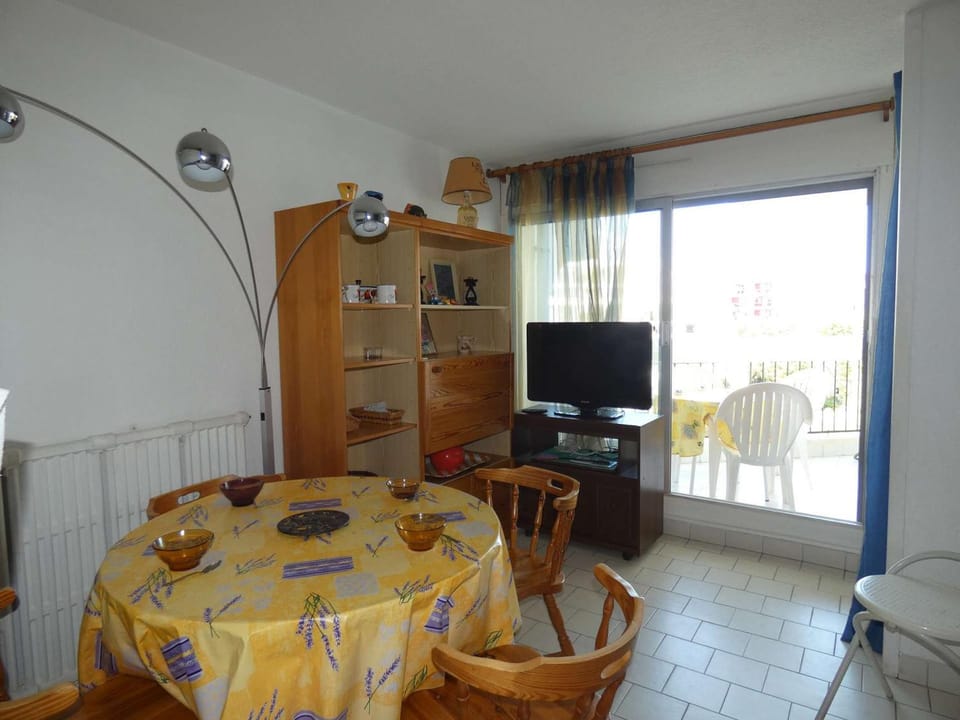 Agréable studio cabine proche plage, verdure et commerces, parking privé, pour 4 personnes - FR-1-328-252 Cabin in La Grande-Motte