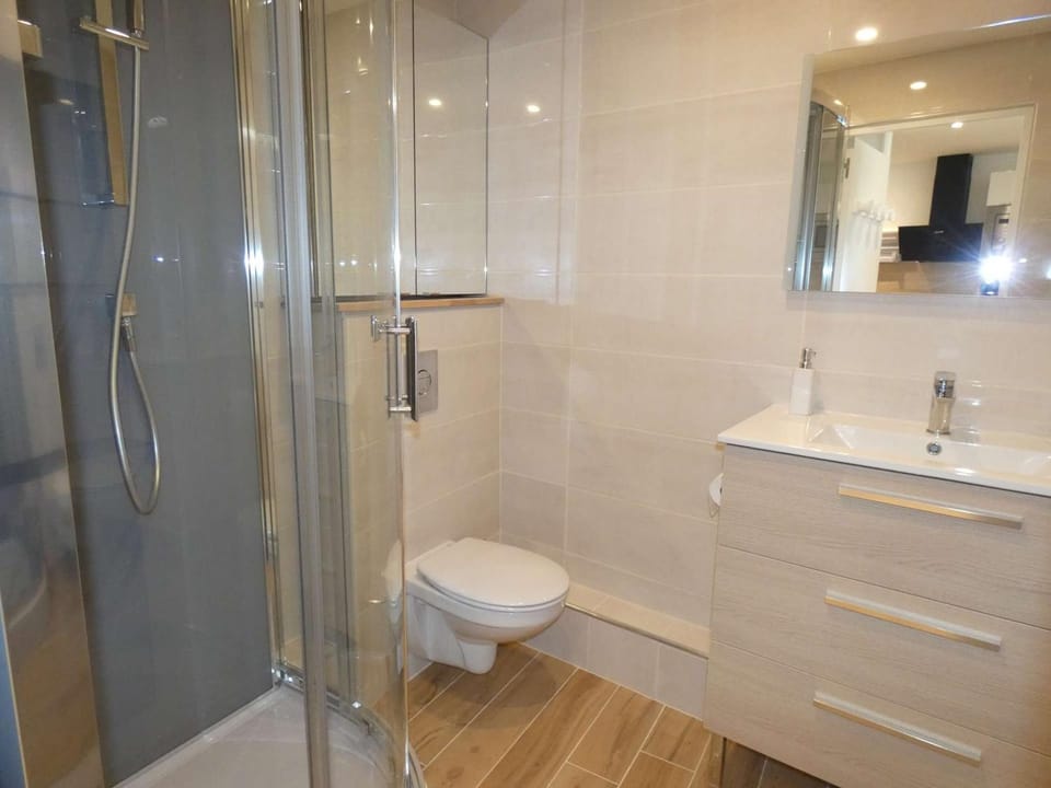 Studio Cabine Neuf, Résidence Calme, Proche Plage, Parking Privé, Clim, Wifi, Idéal Famille - FR-1-328-243 Cabin in La Grande-Motte