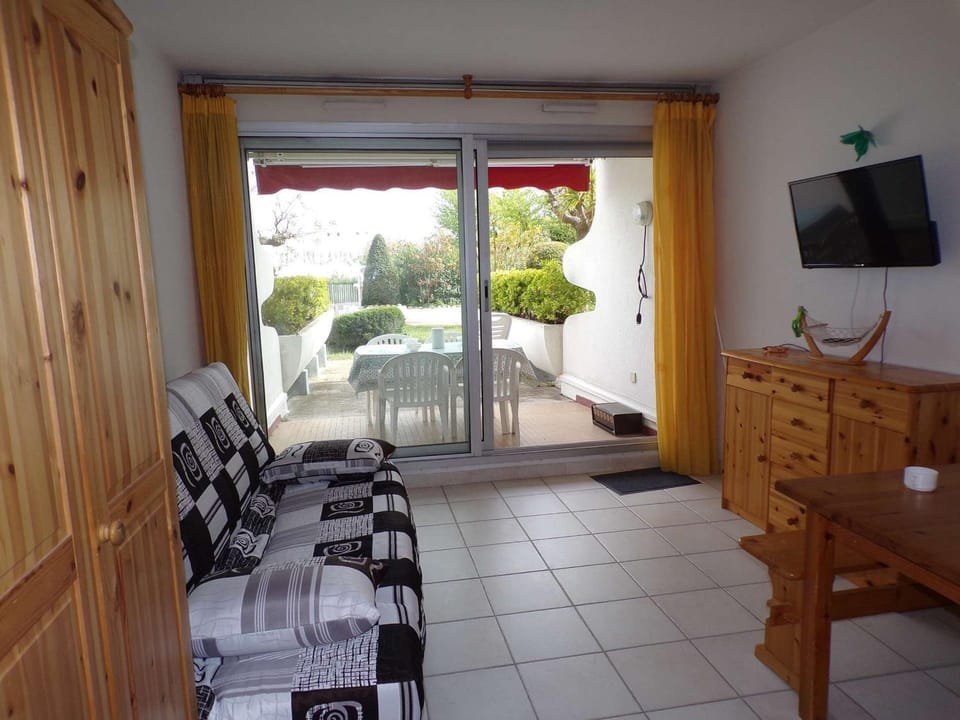 Studio Cabine Cosy avec Piscine, Terrasse & Parking, à 100m de la Plage - FR-1-328-250 Cabin in La Grande-Motte