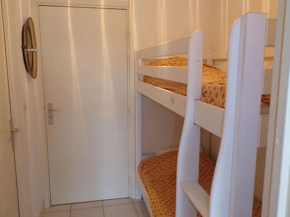Studio Cabine Cosy avec Piscine, Terrasse & Parking, à 100m de la Plage - FR-1-328-250 Cabin in La Grande-Motte
