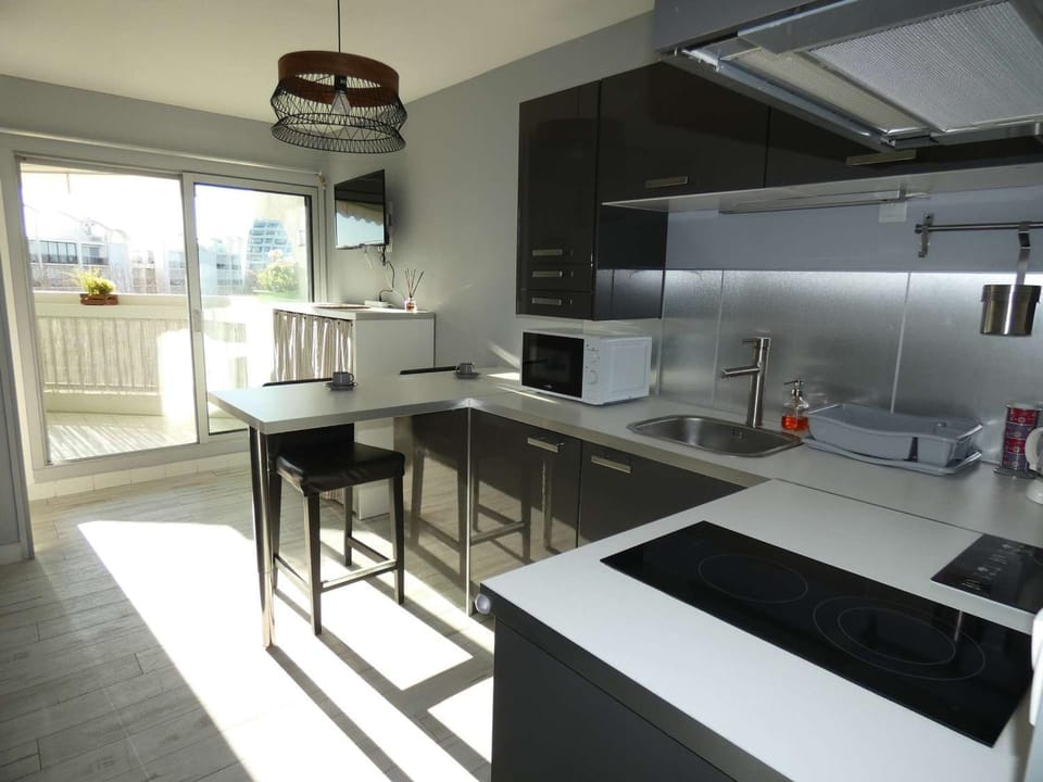 Studio Cabine Moderne, 100m de la Plage, Parking et Wifi Inclus - FR-1-328-253 Cabin in La Grande-Motte