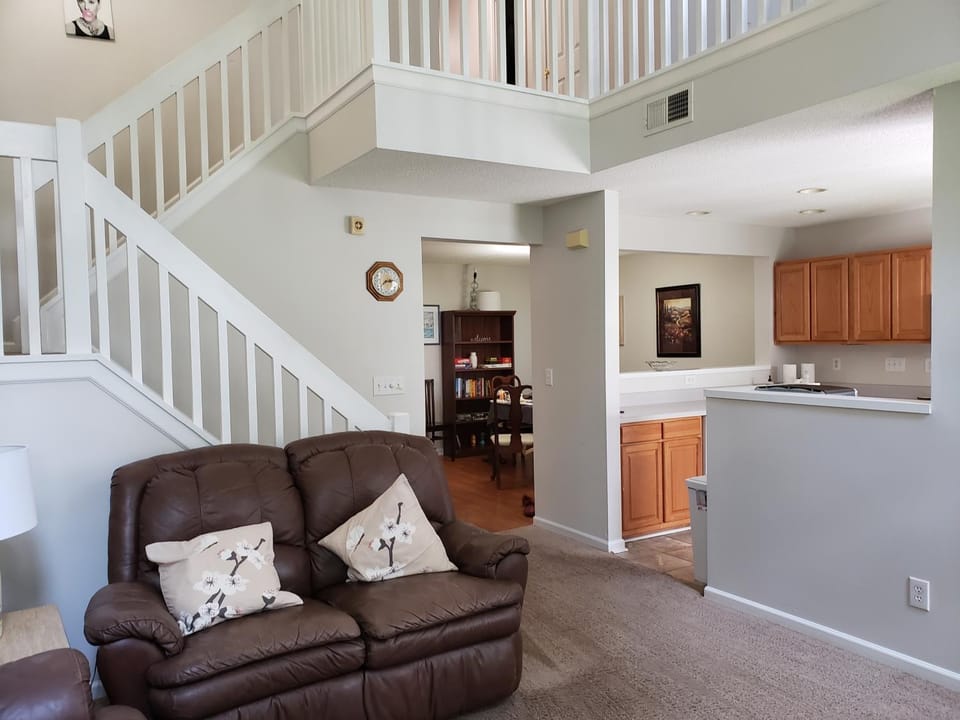 Kitchen or kitchenette, Living room, Seating area, Dining area