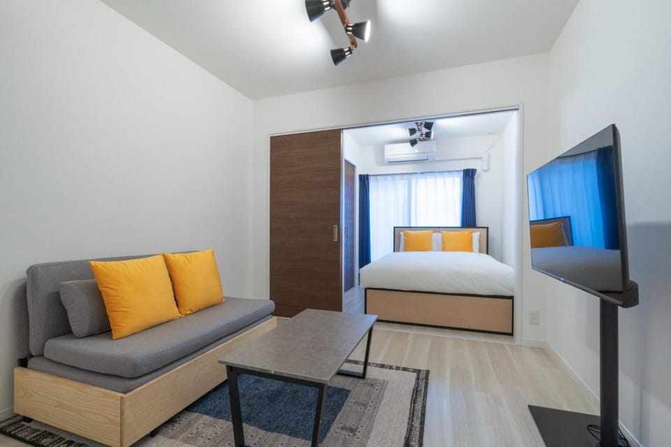 Bed, TV and multimedia, Seating area, Bedroom