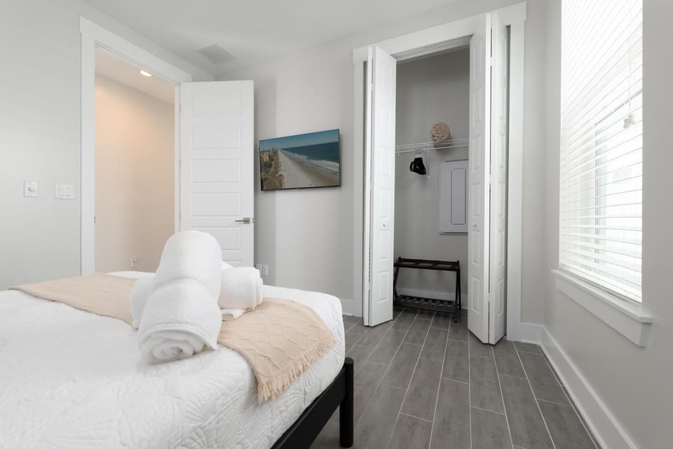 Be A Nomad - 4 Bedroom Jacksonville Beach - Sleeps 10 - Walk to the Pier Apartment in Jacksonville Beach